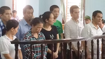 Người trong nhà đưa nhau vào tù vì tiêu thụ tiền giả