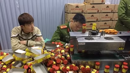 Sản xuất hàng nghìn hộp sa tế giả đưa vào nhà hàng
