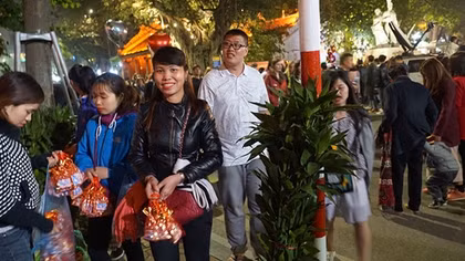 Muối, cành lộc, đồ ăn đắt hàng trong đêm giao thừa.