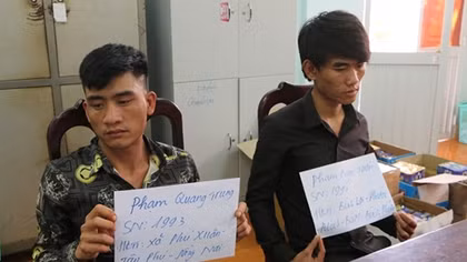 Đang "bốc"gần 200kg pháo nổ lên ô tô thì bị "tóm"