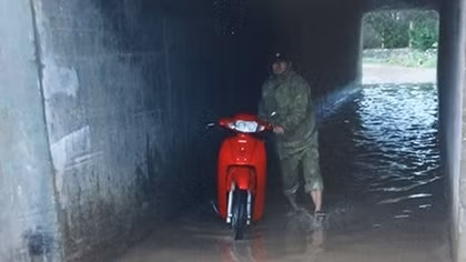 Đóng cống chui qua cao tốc Pháp Vân để thi công