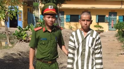 Hai bé chăn trâu bị xâm hại