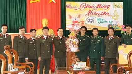 Thăm, tặng quà các đơn vị làm nhiệm vụ trên hai tuyến biên giới