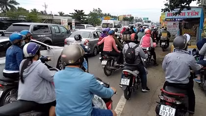 Ô tô nhích từng bước, cầu Rạch Miễu ùn tắc nhiều km