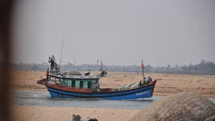 Hàng trăm tàu cá "đi không được, ở không xong" vì bồi lấp cửa biển 