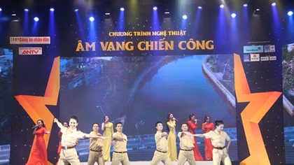 Các nghệ sĩ CAND "cháy" hết mình trong Âm vang chiến công