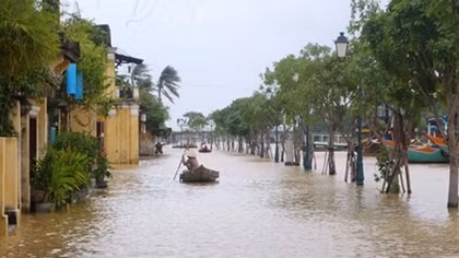 Nước sông dâng cao, Hội An có nơi ngập sâu hơn nửa mét
