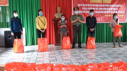 Trao tặng gạo của Phó Thủ tướng Trương Hòa Bình tặng người dân vùng biên giới