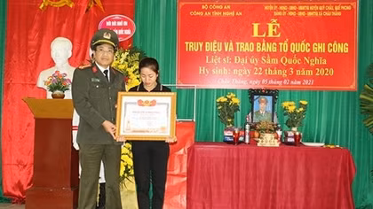 Trao bằng Tổ quốc ghi công Đại úy Sầm Quốc Nghĩa