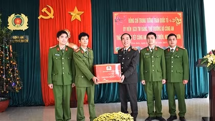 Thứ trưởng Trần Quốc Tỏ thăm và làm việc tại Công an huyện Kim Sơn