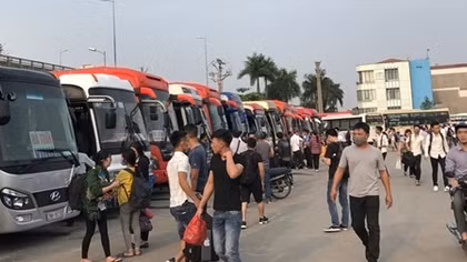 Khó quản lý xe bỏ bến, “chạy dù”