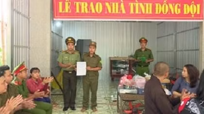 Công an huyện Tân Hồng trao hai căn nhà Đại đoàn kết