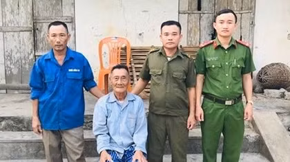 Công an xã đưa cụ già đãng trí bị lạc trở về nhà