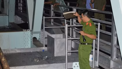 Nhậu trên cầu vượt, một thanh niên bị tàu hỏa cán