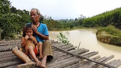 "Lão gàn" dựng nhà giữ rừng, nuôi trẻ mồ côi