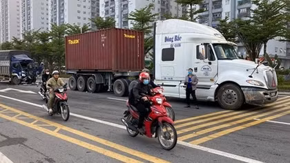 Cắt cabin xe tải đưa thi thể tài xế mắc kẹt ra ngoài