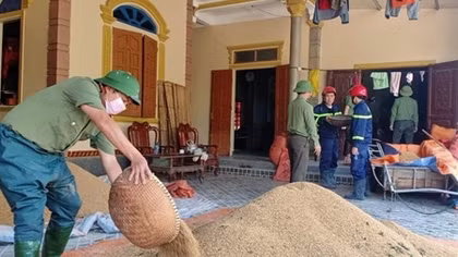 Ấm tình quân dân nơi cơn lũ đi qua