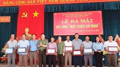 Tặng móc khóa an ninh, đẩy mạnh đảm bảo ANTT tuyến biển