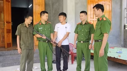 Công an Hòa Bình vận động người dân tự giác giao nộp 7 khẩu súng