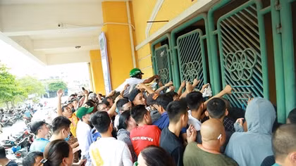 CĐV đội nắng chen chân mua vé vào sân Thiên Trường 