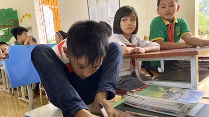 Nghị lực của cậu bé viết chữ bằng chân