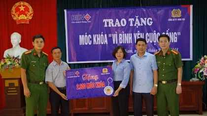Công an Hưng Yên tặng người dân 2.600 móc khoá có số đường dây nóng