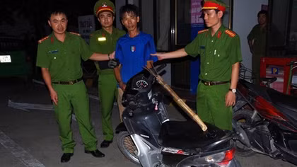 Đang mua xăng, người phụ nữ bị đối tượng cầm dao và đinh ba cướp xe