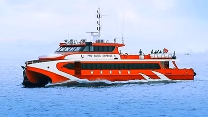 Người đàn ông nhảy từ tàu cao tốc xuống biển tự vẫn
