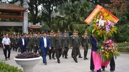 Học viện Chính trị CAND dâng hương tại Khu di tích Kim Liên