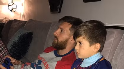 Cha con nhà Messi luyện bóng trên... game