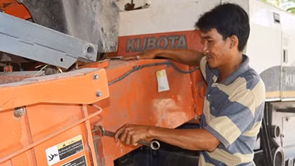 “Vua” gặt lúa thuê ở miền Tây