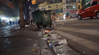 Rác ngập bờ hồ Hoàn Kiếm sau đêm giao thừa