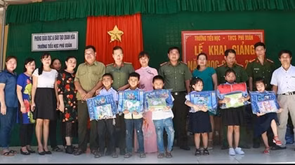 Mang yêu thương đến với trẻ em vùng lũ Quan Hóa ngày khai trường