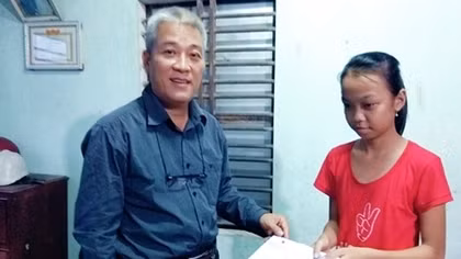 Lương y lặng lẽ giúp đỡ học sinh nghèo