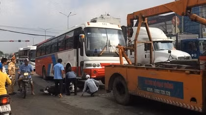 Xe chở công nhân gây tai nạn liên hoàn trên QL 51