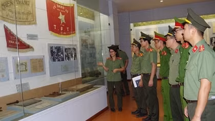 Công an tỉnh Hà Nam tham quan triển lãm “CAND khắc ghi lời Bác”