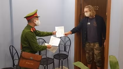 Chuyện vận động người nước ngoài phòng dịch COVID-19