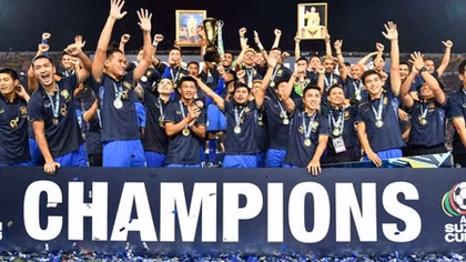 Kiatisak dâng tặng nhà vua Thái Lan chức vô địch AFF Cup