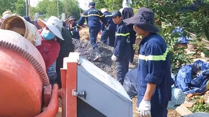 Tuổi trẻ Cảnh sát PCCC Đà Nẵng làm đường giúp dân