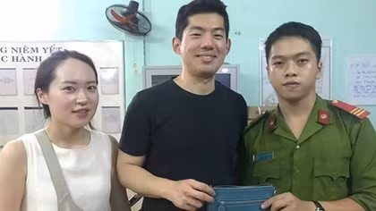 Công an Đà Nẵng trao lại tài sản bỏ rơi cho vợ chồng du khách Hàn Quốc