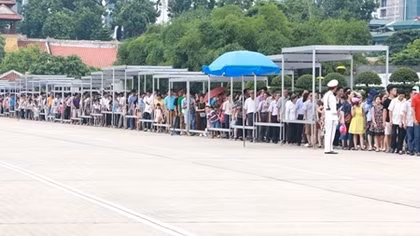 Dòng người đội nắng viếng lăng Bác 