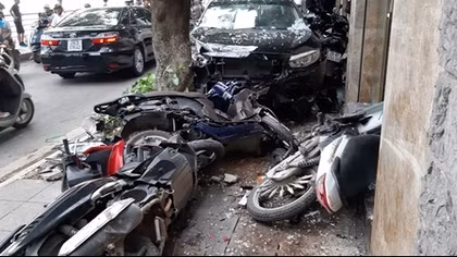 Xe ô tô tông liên hoàn tại phố Trích Sài, Hà Nội