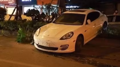 Tài xế điều khiển ôtô Porsche lao lên dải phân cách không bị đột quỵ
