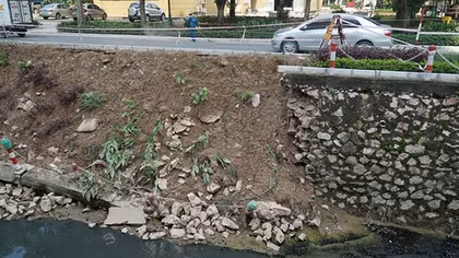 Sạt lở nhiều đoạn trên đường Nguyễn Cơ Thạch