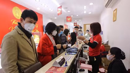 Lo ngại virus Corona, dân Hà Nội đi mua vàng trước ngày Vía Thần tài
