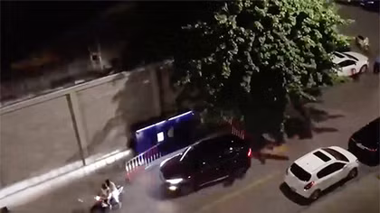 Mâu thuẫn chỗ để xe, lái ôtô đâm 2 người bị thương