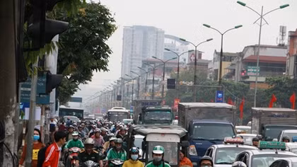 Người dân "rồng rắn" rời Hà Nội trước kỳ nghỉ lễ