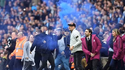 Cổ động viên Man City tràn xuống sân ăn mừng chức vô địch