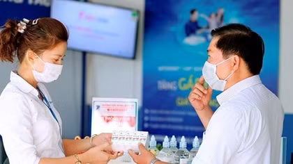 VNPT phát khẩu trang miễn phí cho khách đến điểm giao dịch