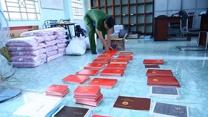 Thấy gì từ việc phát hiện đường dây sản xuất hàng nghìn bằng đại học giả?